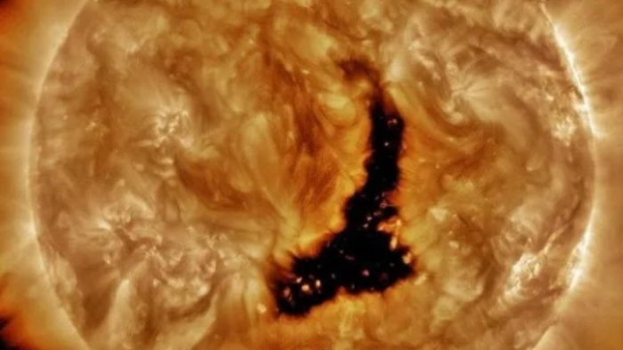 Güneş'te 60 Dünya büyüklüğünde delik açıldı