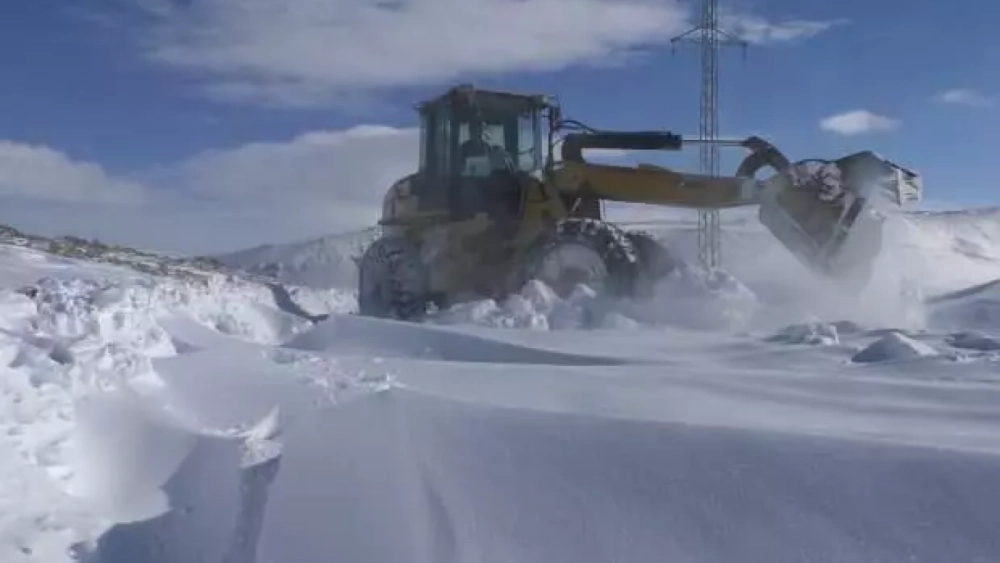 Şiddetli Kar Yağışı Nedeniyle Köy Yolları Trafiğe Kapandı